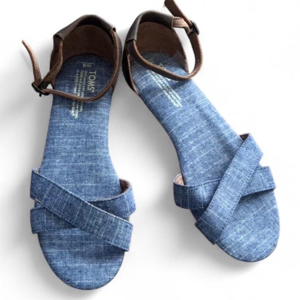 TOMS-Correa-Flat Ankle Strap Chambray/Brown Leather Sandals- blue denim SZ 9